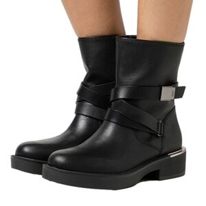 NWOB DKNY Women's Black Leather Gidley Lug Sole Moto Ankle Biker Boots 8.5